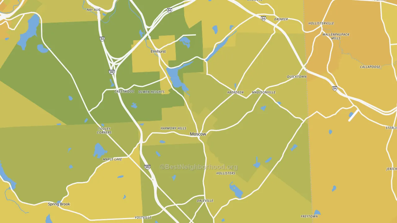 Map of the best neighborhoods in the Moscow area, with better matches in green and worse matches in red