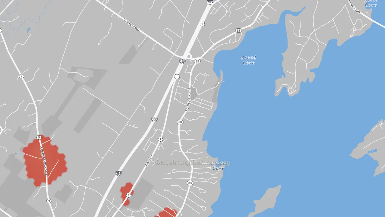 Walk Grade map of 04110, ME, walkable areas in green and car-dependent areas in red