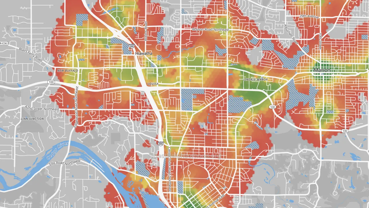 Walk Grade map of 52402, IA, walkable areas in green and car-dependent areas in red