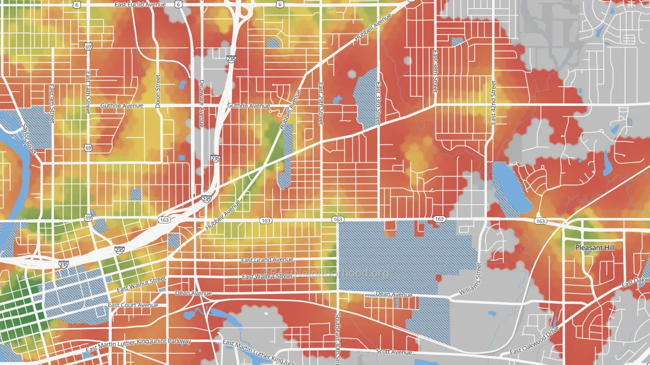 Walk Grade map of Accent, Des Moines, IA, walkable areas in green and car-dependent areas in red