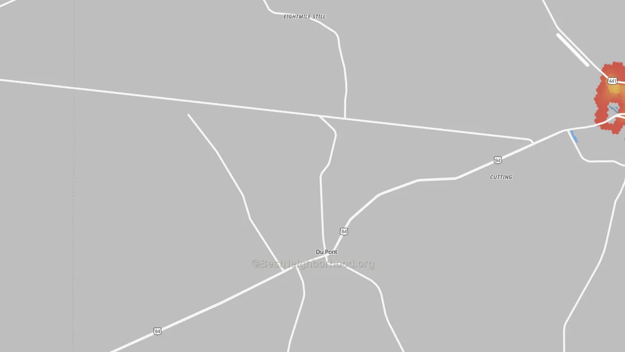 Walk Grade map of Du Pont, GA, walkable areas in green and car-dependent areas in red