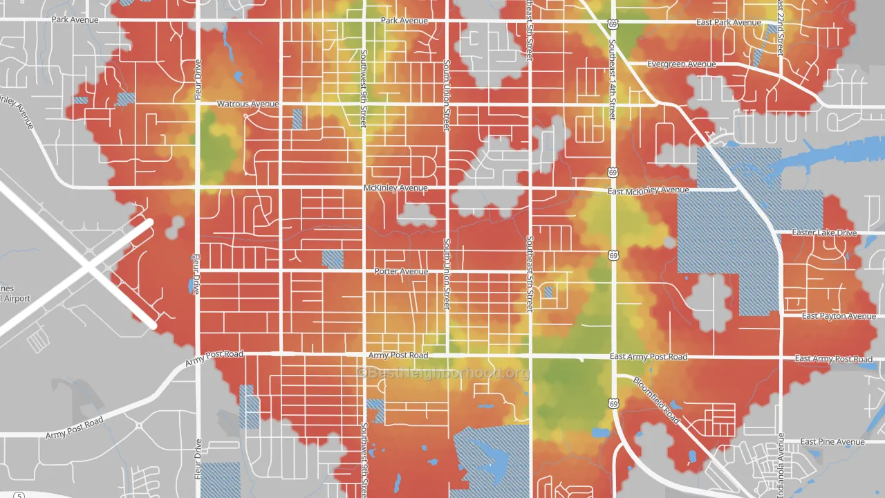 Walk Grade map of Fort des Moines, Des Moines, IA, walkable areas in green and car-dependent areas in red