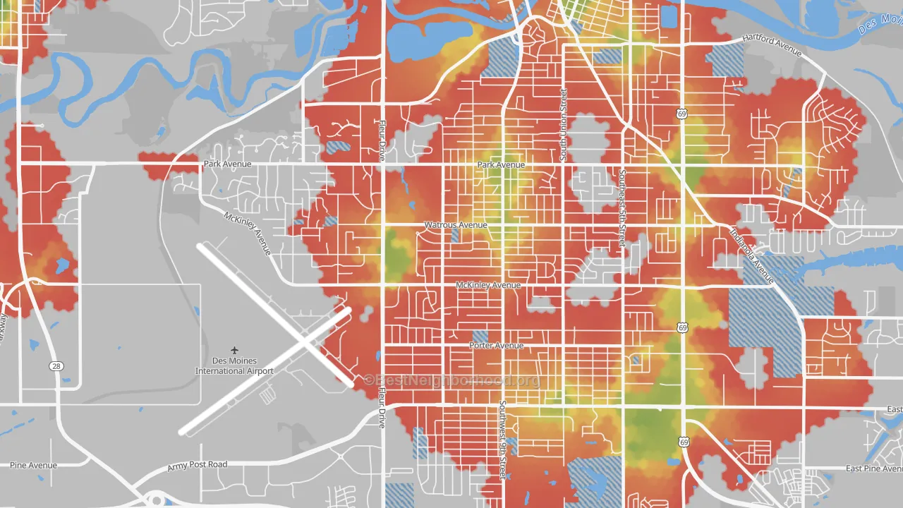 Walk Grade map of Greater South Side, Des Moines, IA, walkable areas in green and car-dependent areas in red
