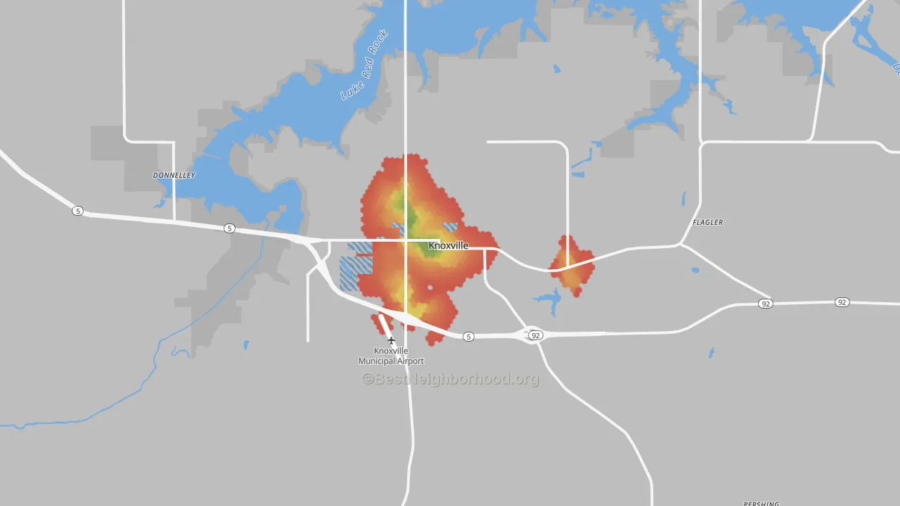 Walk Grade map of Knoxville, IA, walkable areas in green and car-dependent areas in red