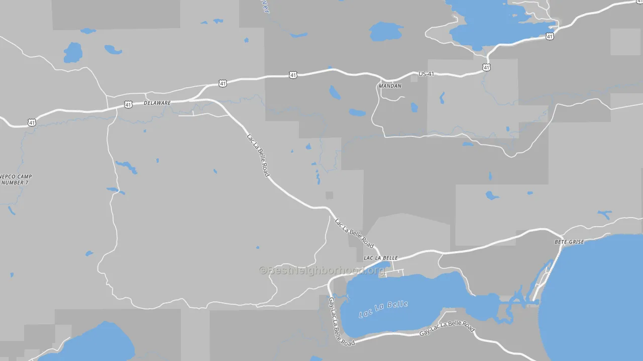 Walk Grade map of Lac La Belle, MI, walkable areas in green and car-dependent areas in red