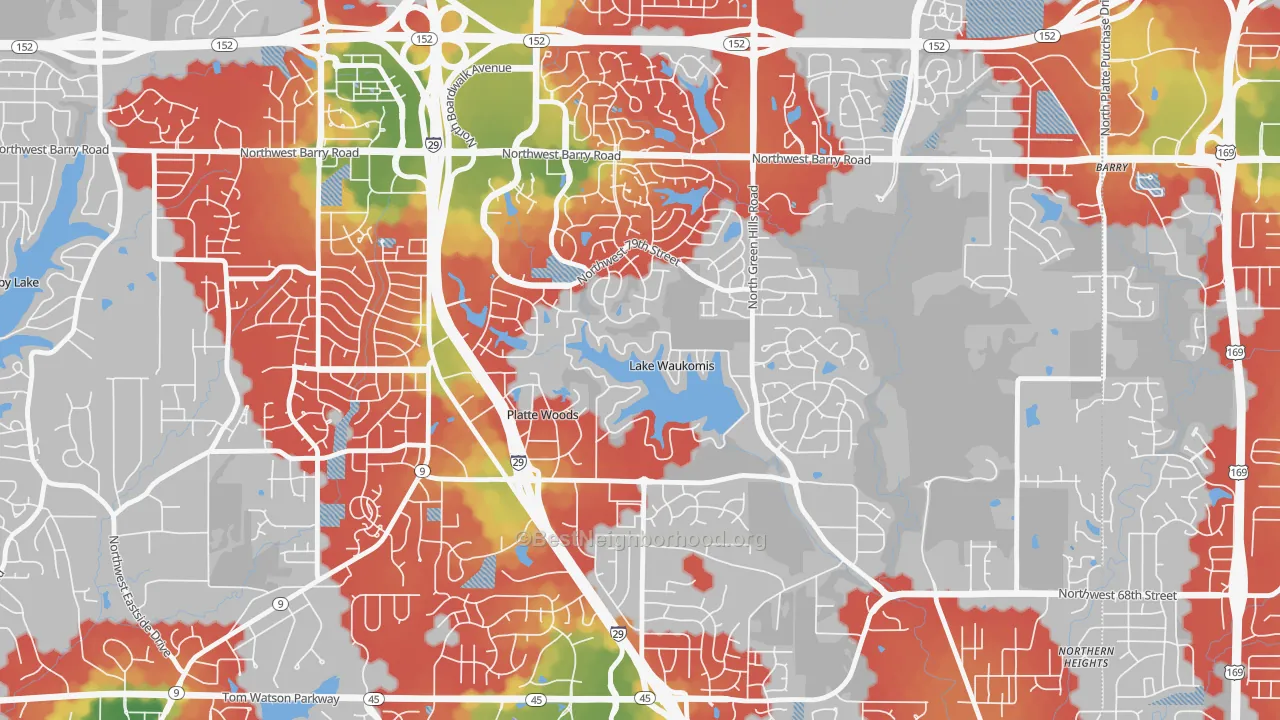Walk Grade map of Lake Waukomis, MO, walkable areas in green and car-dependent areas in red