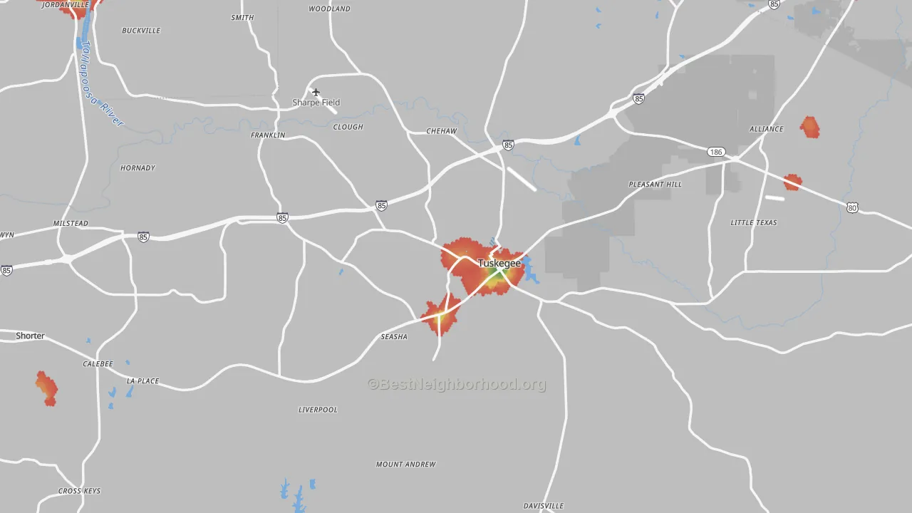 Walk Grade map of Macon County, AL, walkable areas in green and car-dependent areas in red