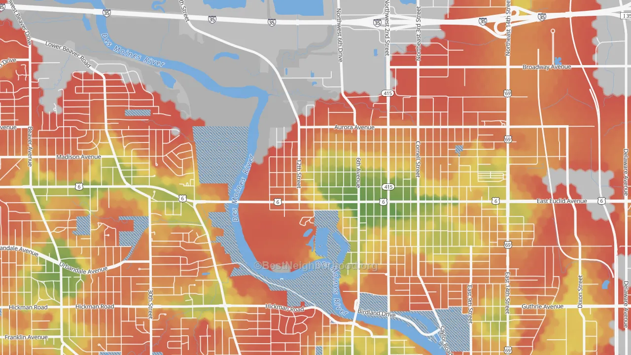 Walk Grade map of Oak Park, Des Moines, IA, walkable areas in green and car-dependent areas in red