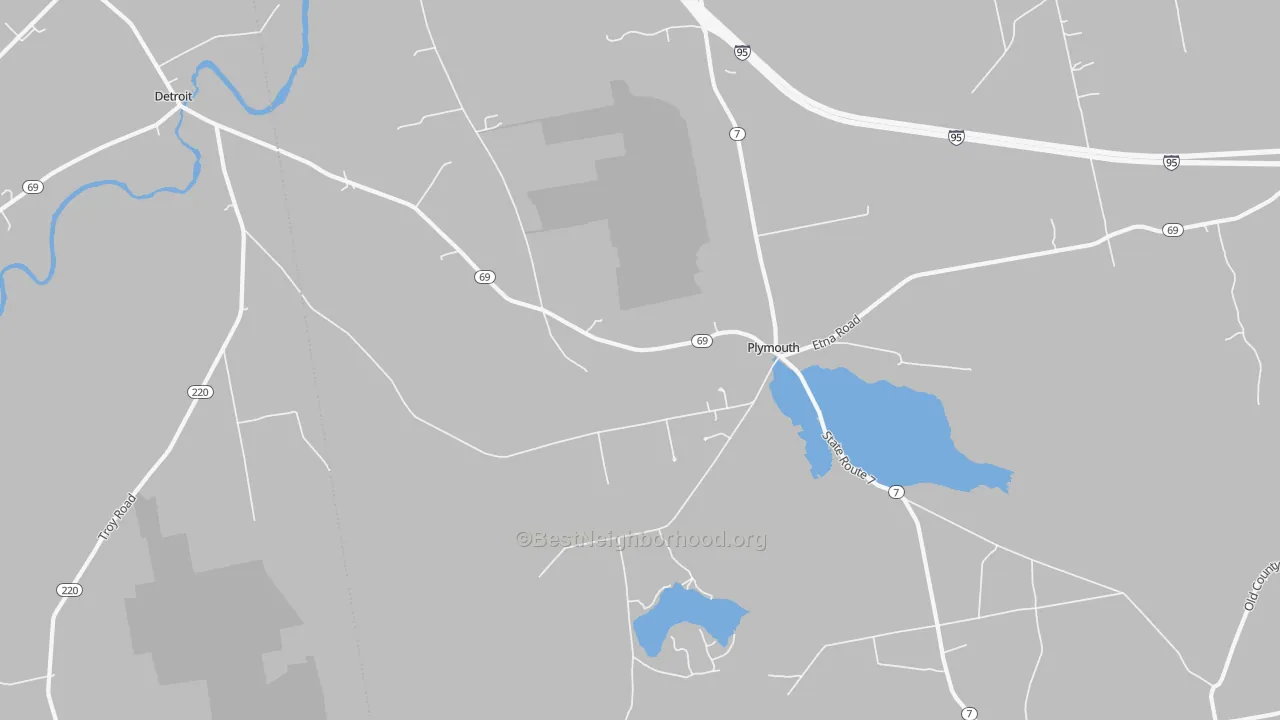 Walk Grade map of Plymouth, ME, walkable areas in green and car-dependent areas in red