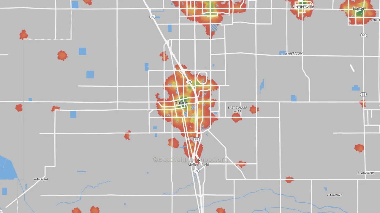 Walk Grade map of Tulare, CA, walkable areas in green and car-dependent areas in red