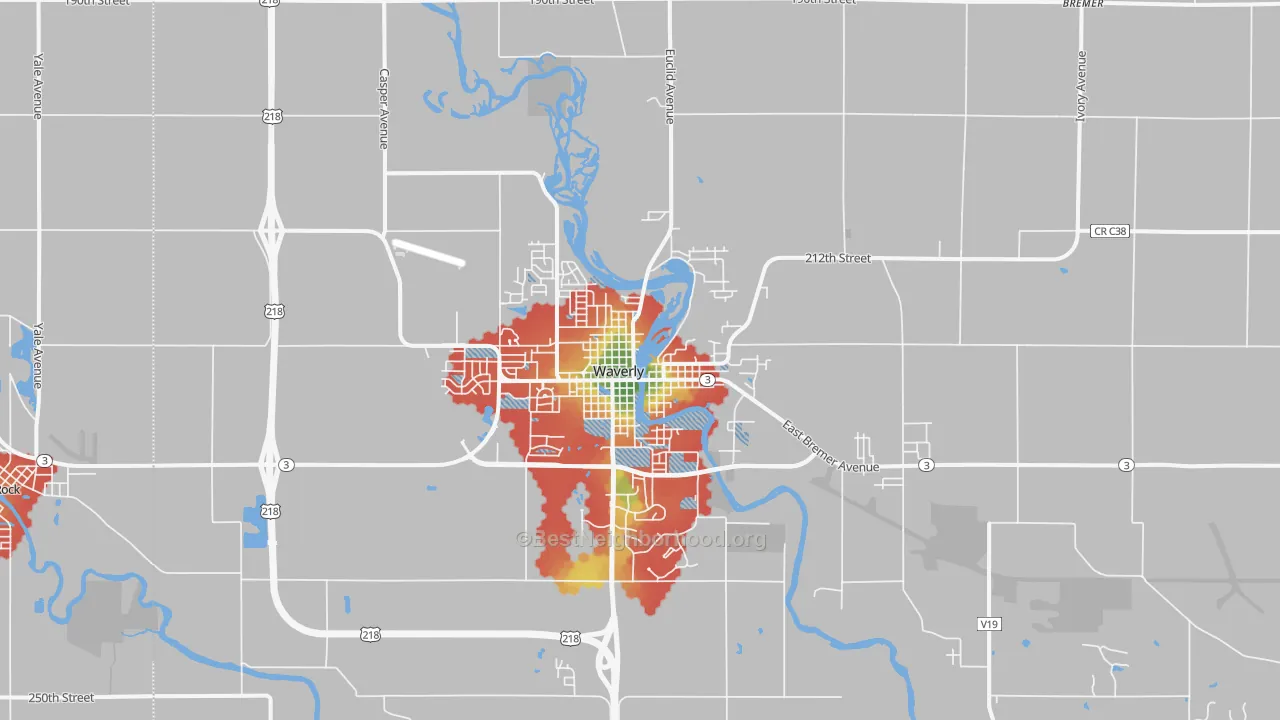 Walk Grade map of Waverly, IA, walkable areas in green and car-dependent areas in red