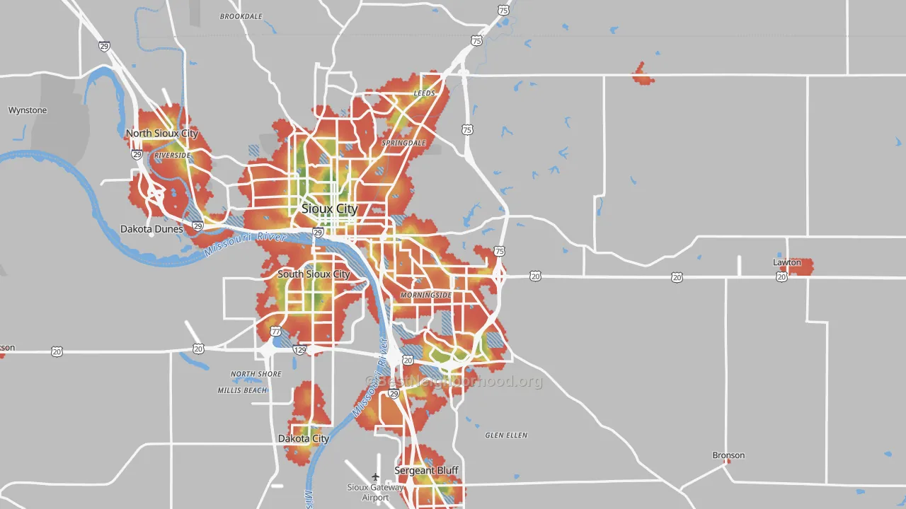 Walk Grade map of Woodbury County, IA, walkable areas in green and car-dependent areas in red