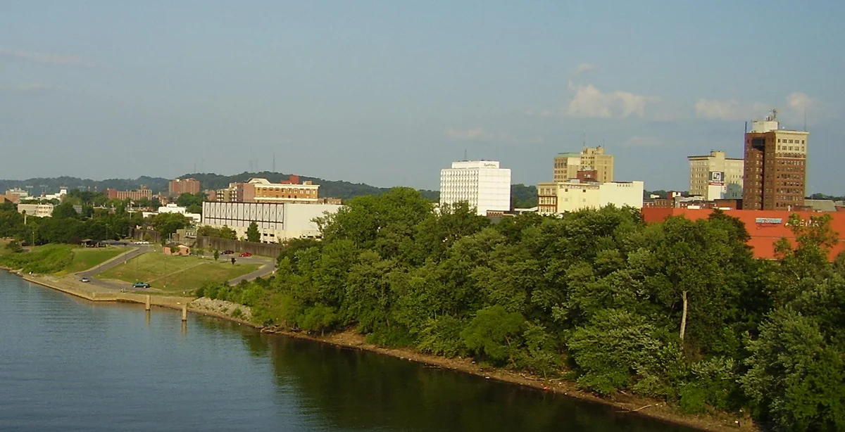 Self-made photo of the skyline of Huntington, WV taken from the Robert C. Byrd Bridge on June 14, 2006