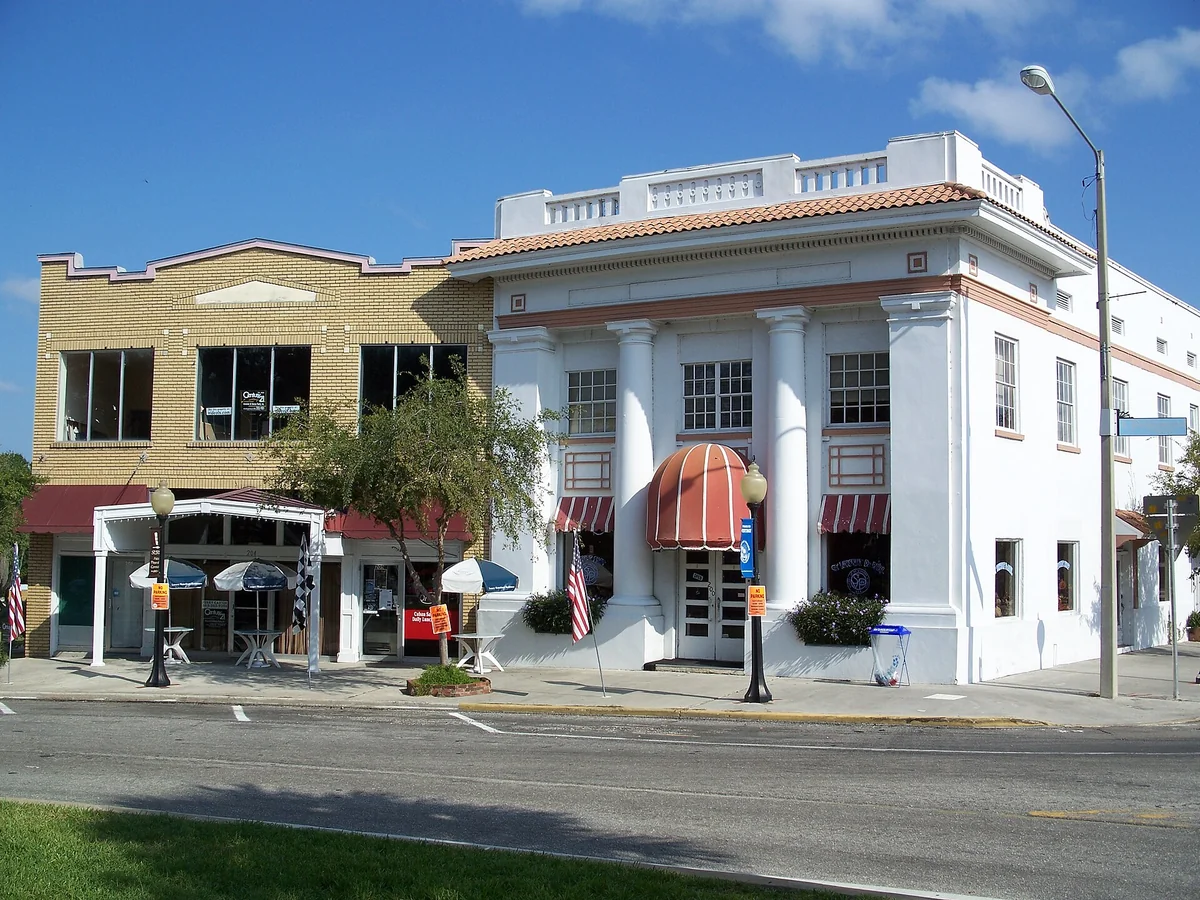 Sebring, Florida : Sebring Downtown Historic District : Buildings on circle at center of district